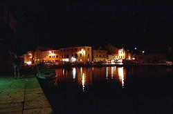 im Hafen von Veli Losinj bei Nacht