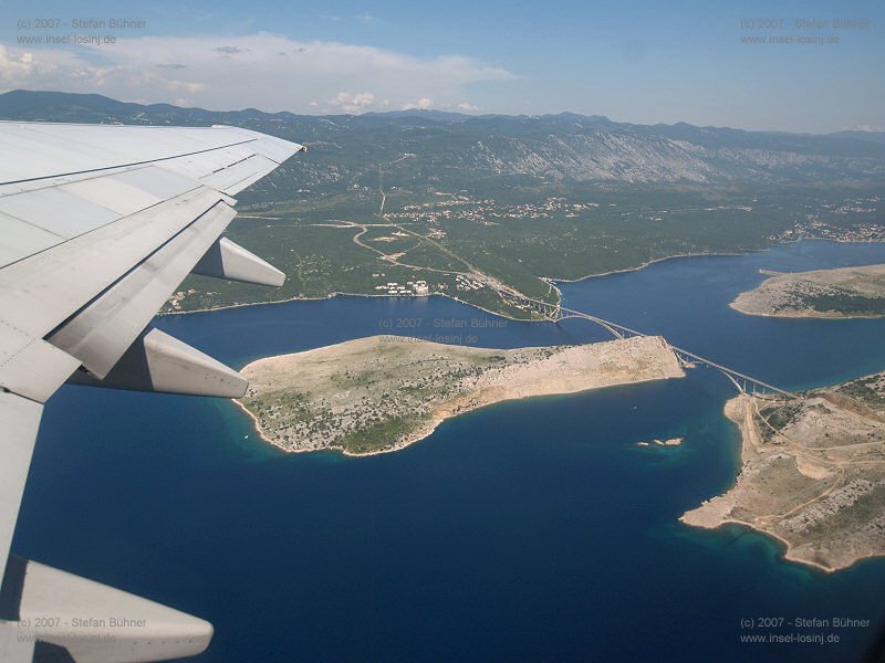 ein Blick vom Flugzeug auf die Brcke von Krk, die die Insel KRK<br>mit dem Festland verbindet