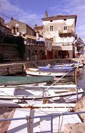 Valun auf der Insel Cres mit alten Fischerhäusern in Kroatien