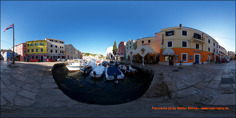 Panorama des Hafen von Veli Losinj bei Tag - direkt aufgenommen am Hafenbecken