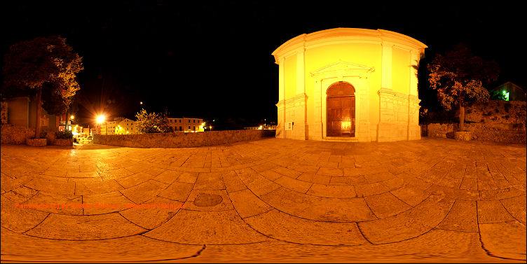 Panorama der impossanten Barockkirche des heiligen Anton im Hafen von Veli Losinj