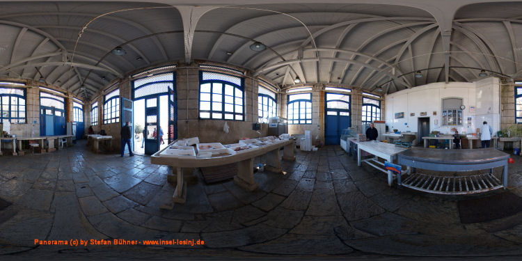 Panorama der Fischhalle im Hafen von Mali Losinj