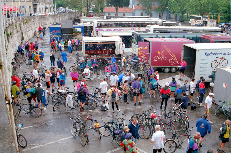 auf dem gro�en Parkplatz vor dem Amphietheater in Pula werden dieFahrr�der<br>in die bereitstehenden Fahrradanh�nger der Busser verladen