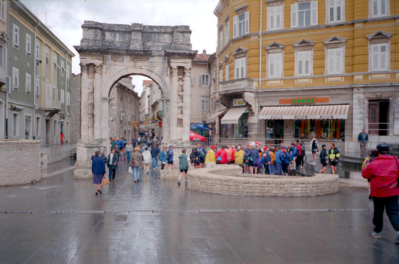 r�mischer Triumphbogen in Pula, der um das Jahr 30 v. Chr. im Auftrag von Salvia Sergi<br>als Denkmal f�r drei Br�der , die im r�mischen Imperium hohe �mter begleideten gebaut wurde