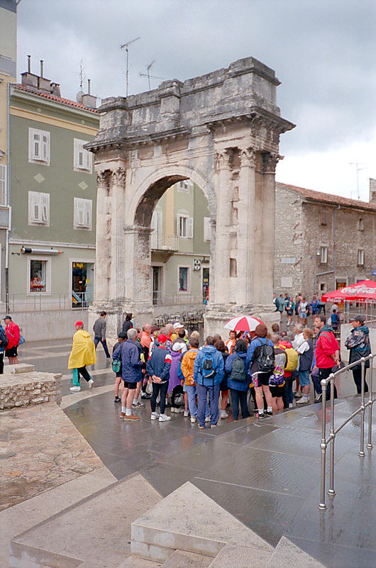 r�mischer Triumphbogen in Pula, der um das Jahr 30 v. Chr. im Auftrag von Salvia Sergi<br>als Denkmal f�r drei Br�der , die im r�mischen Imperium hohe �mter begleideten gebaut wurde