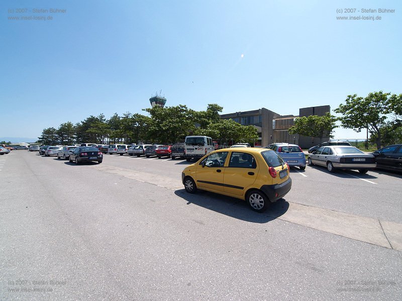Strae vor der Abfertigungshalle des Flughafens von Rijeka