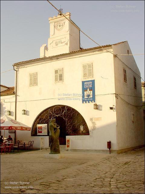 das Rathaus auf dem Marktplatz von Osor