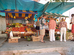 Reisebericht - mit tuifly.com nach Mali Losinj in Kroatien - der neue Obstmarkt in Mali Losinj - ca. 50 m entfernt von der alten Markthalle