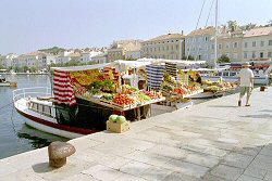 Obstboote im Hafen von Mali Losinj