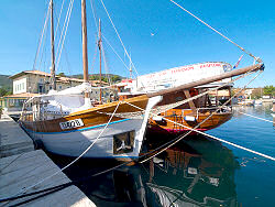 Ausflugsboote im Hafen von Nerezine