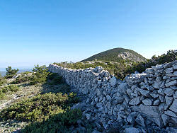 Blick von der Straße von Mali Losinj nach Nerezine - links der Osorscica