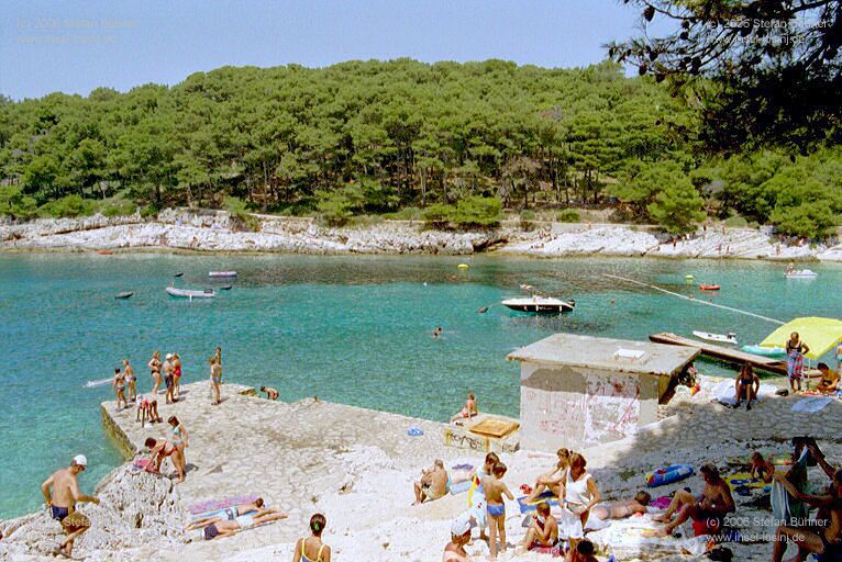 Strand in der Sonnenbucht - Suncana Uvala mit dem Sport- und Freizeitzentrum Veli Zal in Mali Losinj - Kroatien