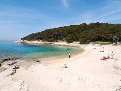 Strand in der Sonnenbucht - Suncana Uvala mit dem Sport- und Freizeitzentrum Veli Zal in Mali Losinj - Kroatien