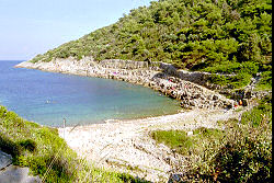 Strand in der der Bucht Javorna in Veli Losinj - Uvala Javorna