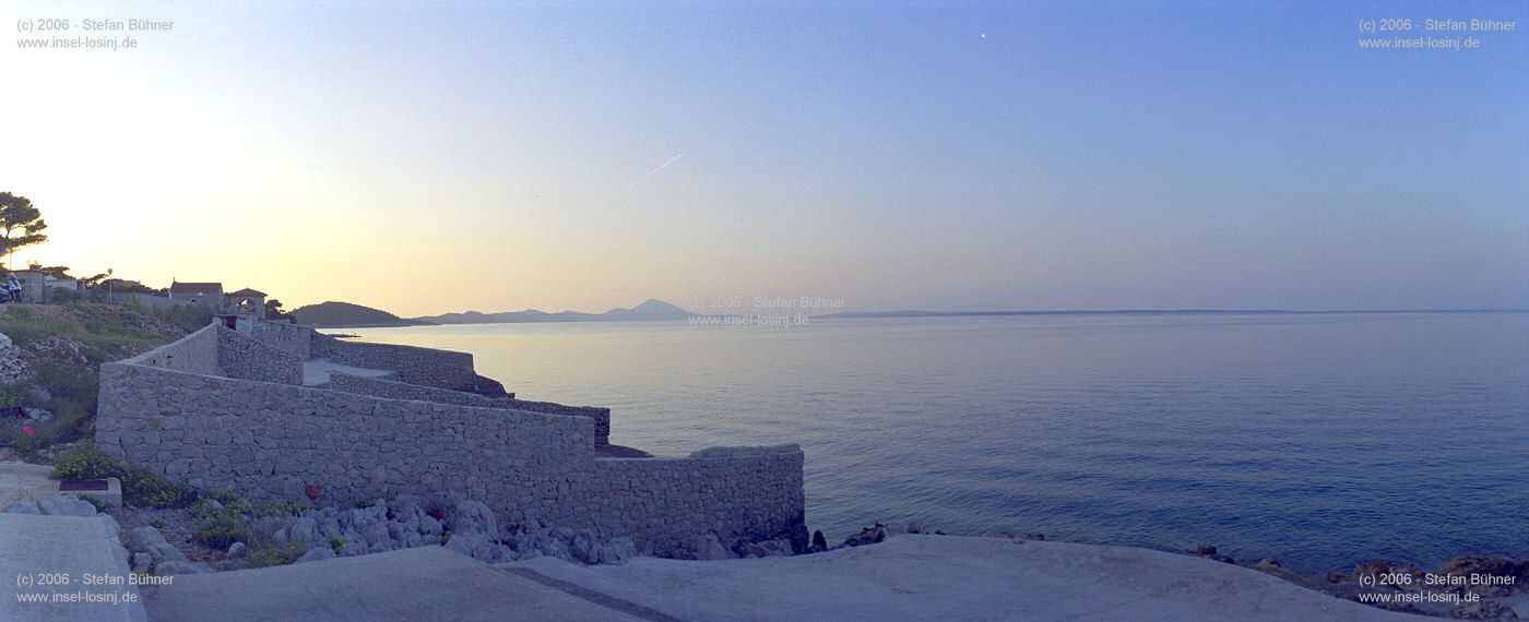 Panoramablick an der Kste am Kurbad in Veli Losinj (linke Bildhlfte)<br>im Hintergrund (ganz links auen) ist der Osorscica zu sehen