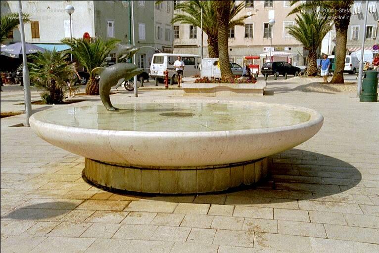 Delphinbrunnen im Hafen von Mali Losinj