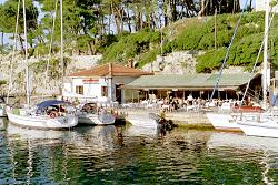 Fischspezialittenrestaurants im Hafen von Veli Losinj am Fue der Barockkirche des hl. Anton aus dem 17. Jh.